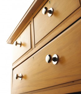 Choosing Cabinet Hardware for Lighter Cabinets