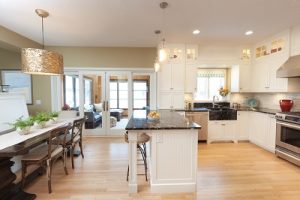 Using Light and Dark Kitchen Cabinets At the Same Time